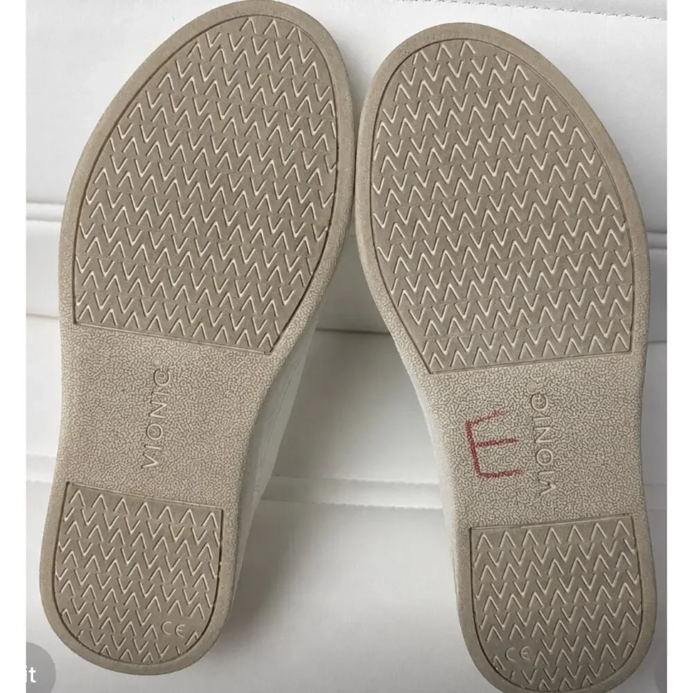 Vionic white winny